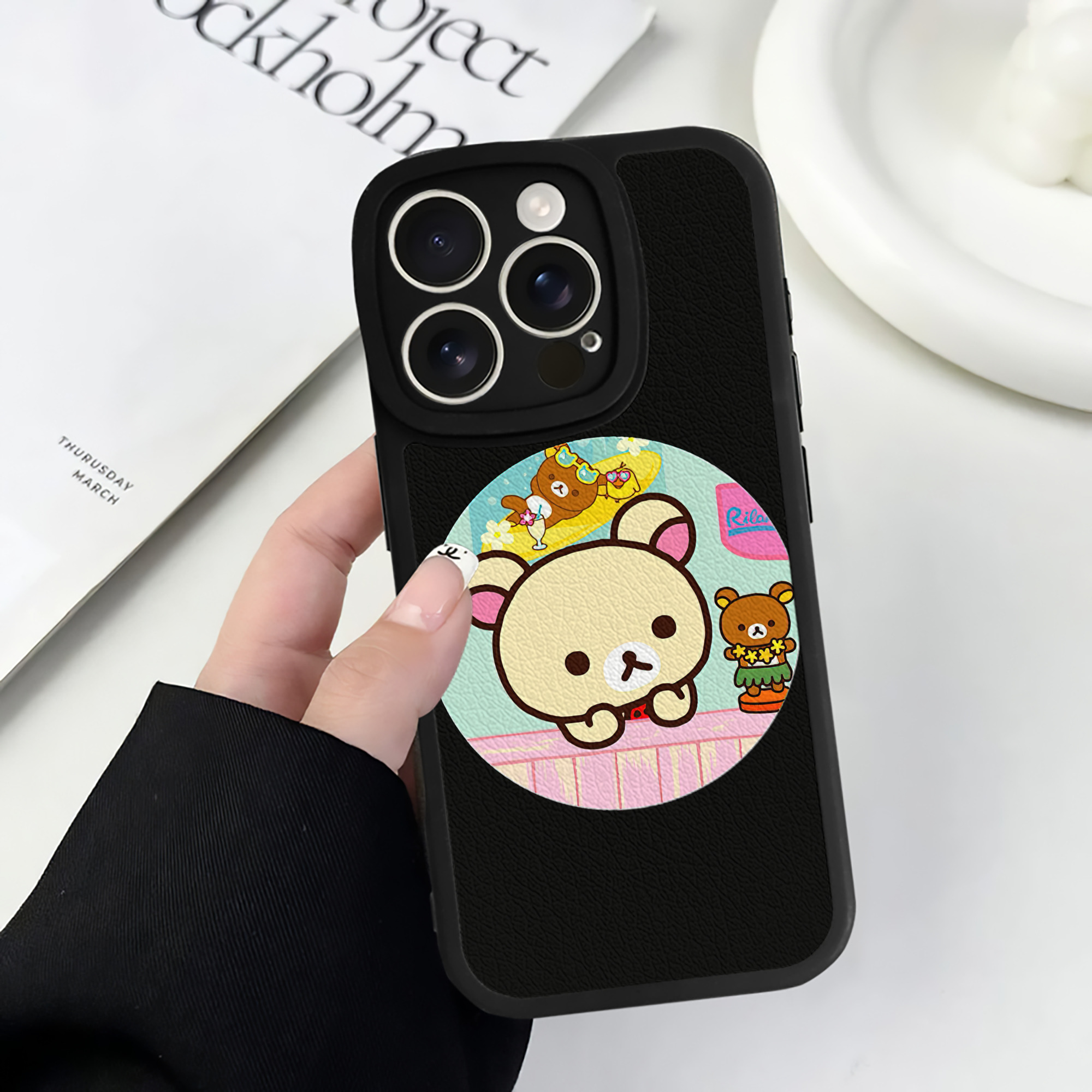 （画像用） リラックマ リラックマ キイロイトリ Rilakkuma Korilakkuma Kiiroitori 【iPhone 16シリーズ対応】シリコンスマホケース（レザー調） 材質：シリコン